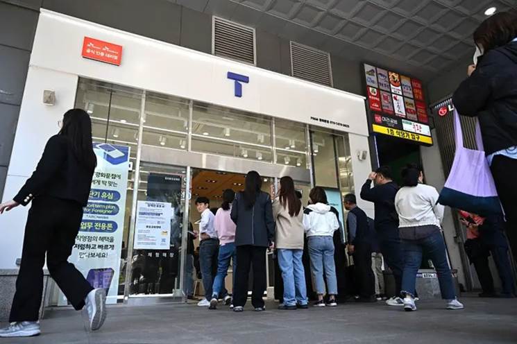 Citizens Lining Up for Free USIM Replacement